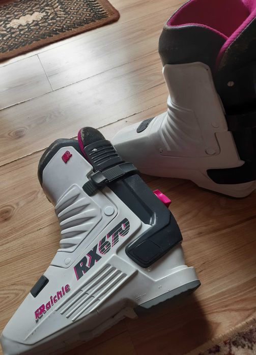 Buty do nart zjazdowych.