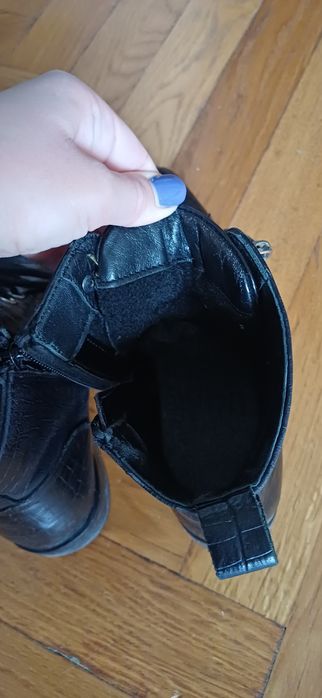 Czarne skórzane wiązane botki trzewiki.