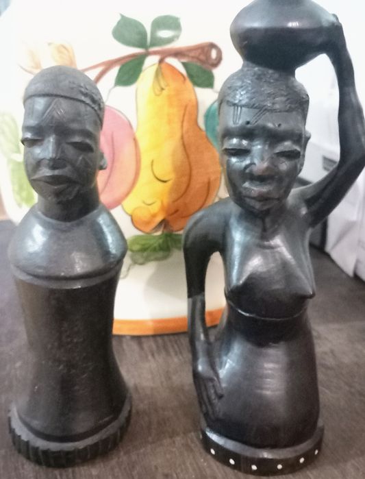 Duas peças africanas esculpidas à  mão  , originárias de Moçambique