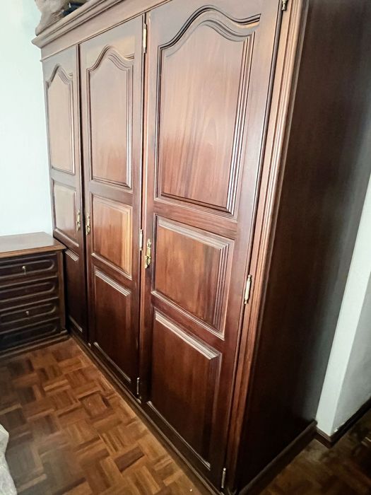 Mobília de quarto em madeira maciça