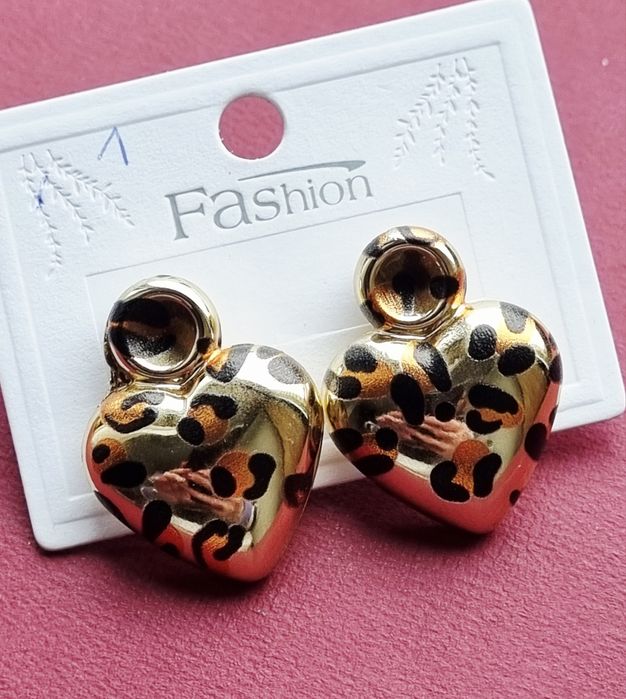 Brincos dourados, de pico, estampados com "animal print"