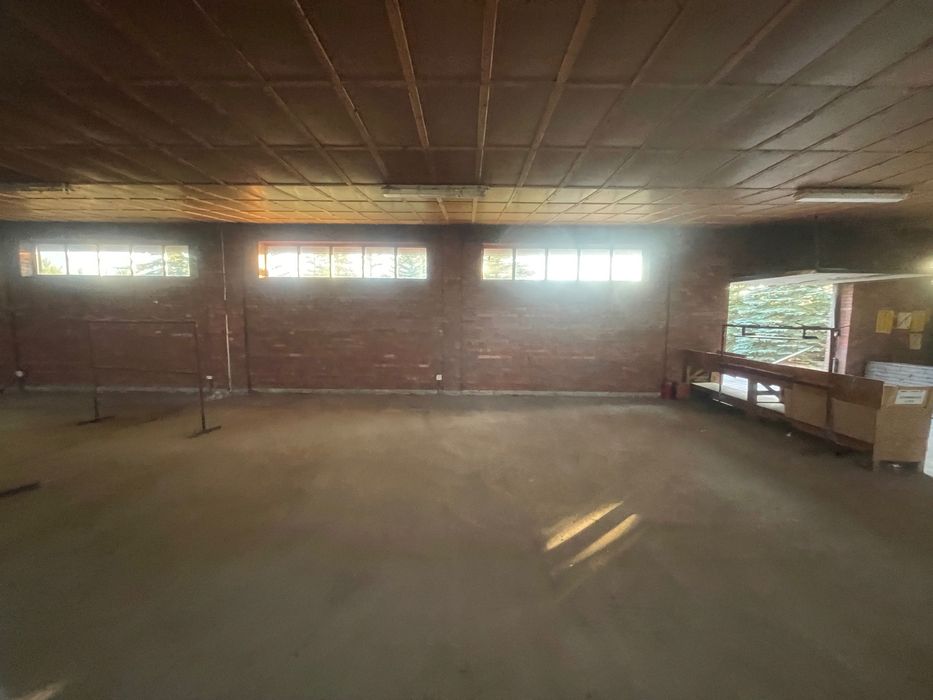 Hala magazynowo-produkcyjna z powierzchnią biurową / plac TIR / 1200m2