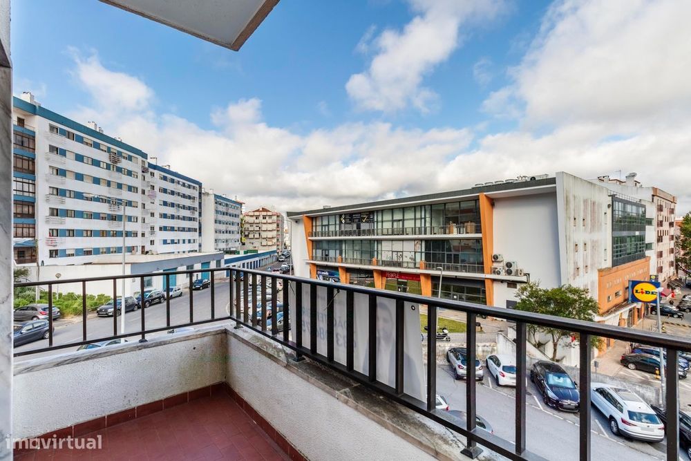 Apartamento T2 c/ Varanda em Agualva, Sintra
