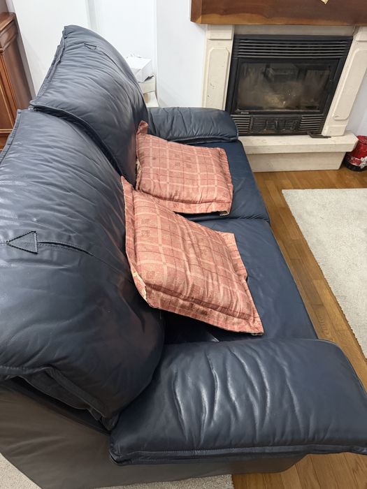 Sofas em pele azul escuro