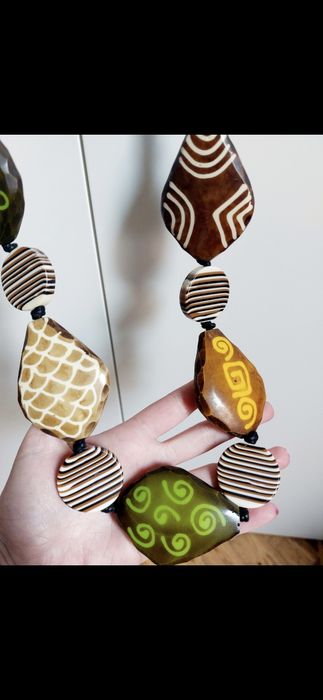 Colar boho castanho e verde de madeira