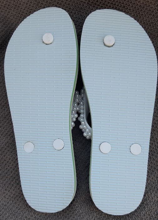 Chinelo de dedo com pérolas aplicadas à mao