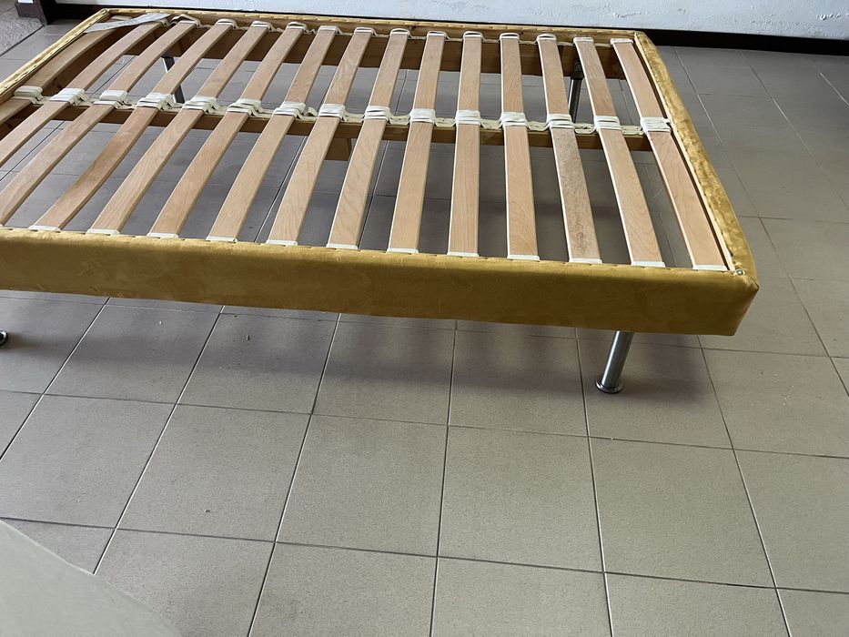 Cama “ Somie “ forrado com tecido/veludo com cabeceira extra com