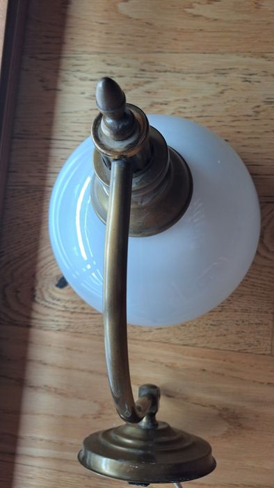 Stylowy kinkiet wewnętrzny szklanym kloszem