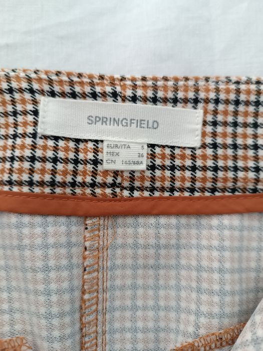 Saia com botões e bolsos