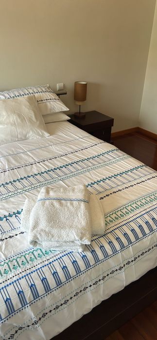 Cama e mesinhas de cabeceira