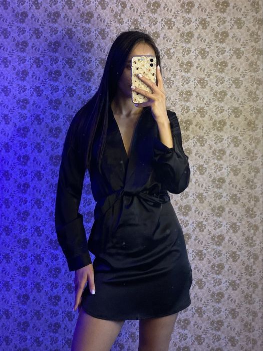 Чорна елегантна сукня від prettylittlething