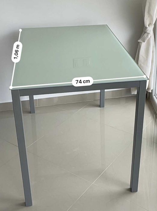 Mesa com tampo de vidro verde esmeralda