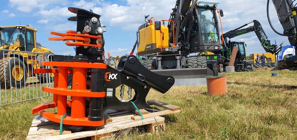 Głowica ścinkowa do drzewa z kolektorem pakietującym do koparki VOLVO