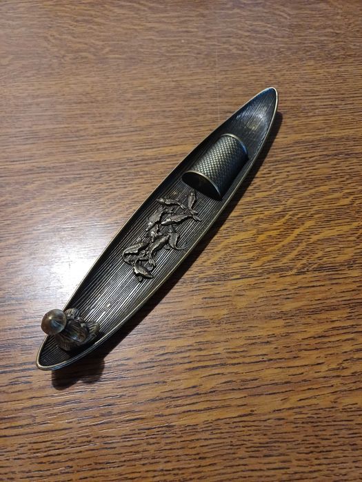 Śliczna duża łódz rybacka z wędkarzem i rybami