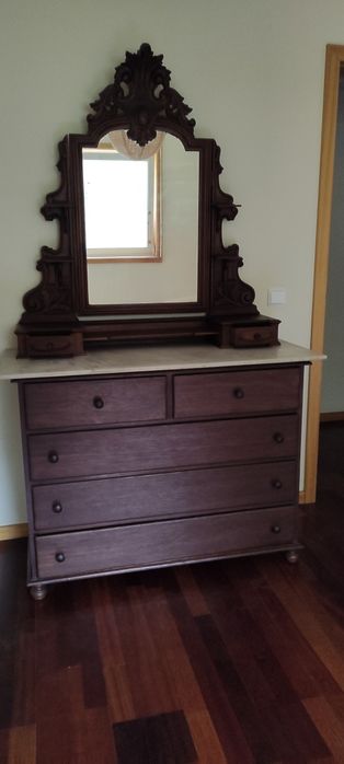 Cómoda antiga com pedra mármore e alçado com espelho