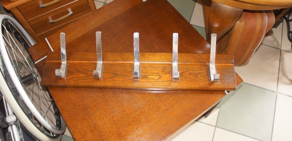 Drewniany wieszak wiszący na ubrania