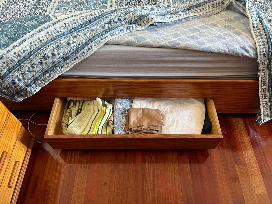 (DESCIDA DE PREÇO) Conjunto de quarto em madeira – cama de casal + 2 mesas de cabeceira + arrumação