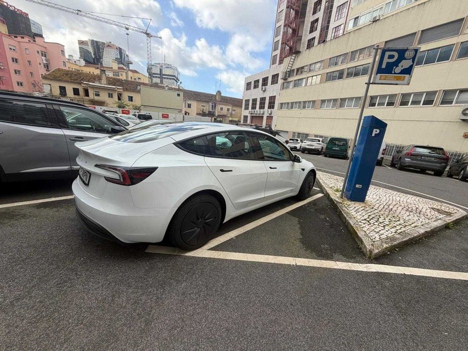 Tesla Model 3 2025 - AUTONOMIA 534KM -  ALUGUER TVDE 400€