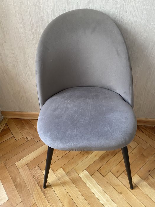 Стул  с обивкой серого цвета