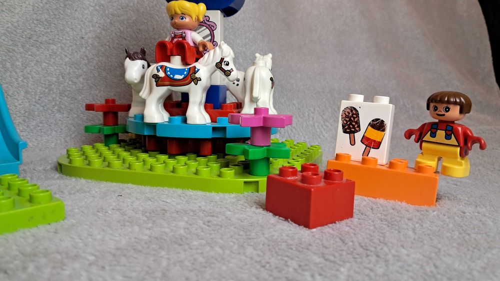 LEGO DUPLO 10841 Wesołe miasteczko + 6 figurek + karuzela