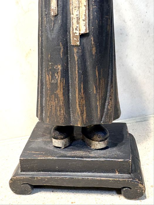 Escultura asiática /  chinesa em madeira entalhada e policromada