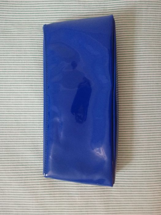 Mala envelope (clutch) azul eléctrico