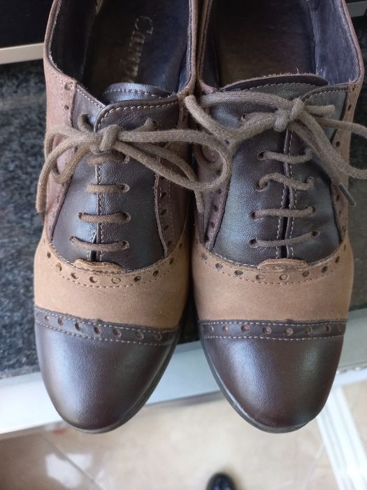 Sapatos em pele castanhos