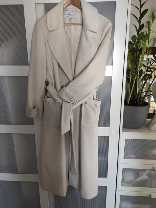 Płaszcz biały z perłami