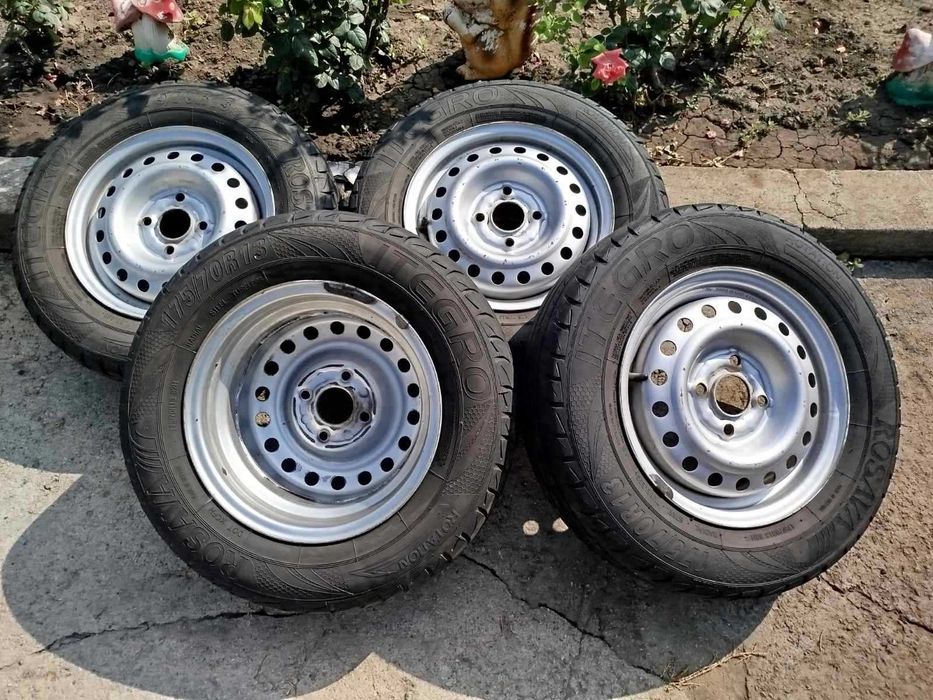 Продам летюю резину на дисках Rosava R13