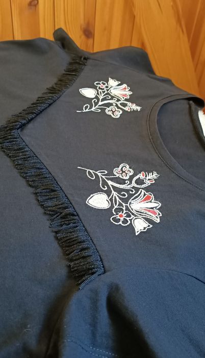 T-shirt damski z haftem