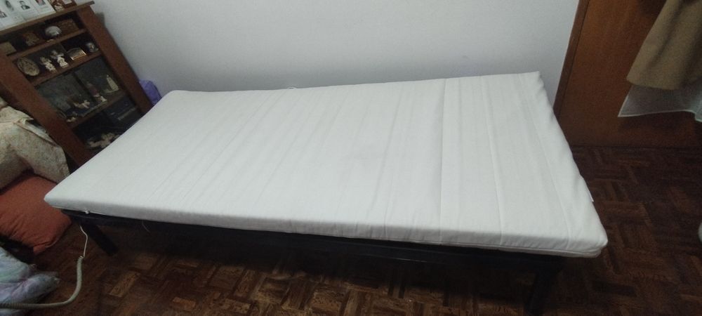 Cama articulada elétrica em muito bom estado, com colchão incluído.