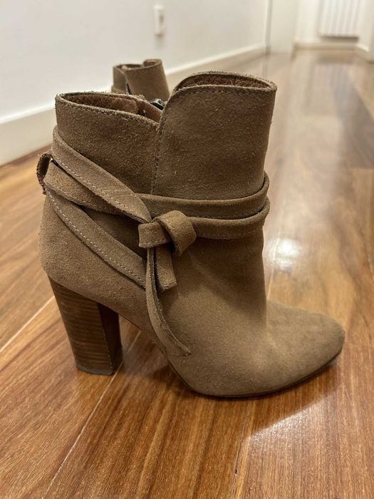 Botins de pele com laço e fecho lateral
