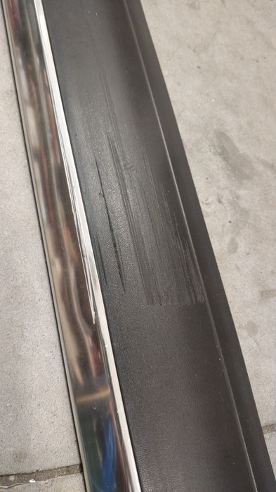 Left-side door trim strip for Touaregue