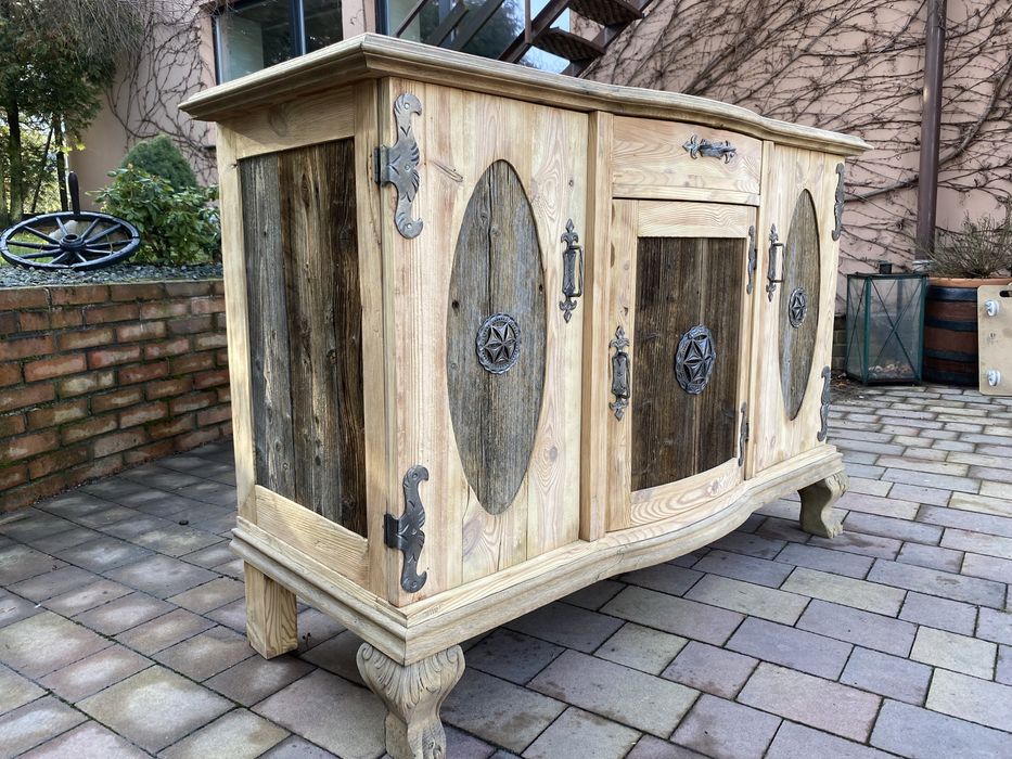 Stara komoda , oczyszczona , surowe drewno.