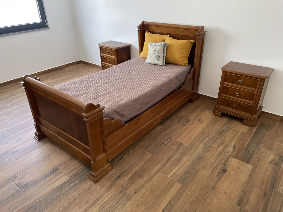 Conjunto de quarto com cama individual, 2 banquinhas de cabeceira, 1 secretária e cadeira em madeira maciça e de qualidade