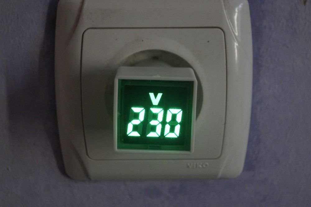 Цифровой светодиодный вольтметр в розетку 220V