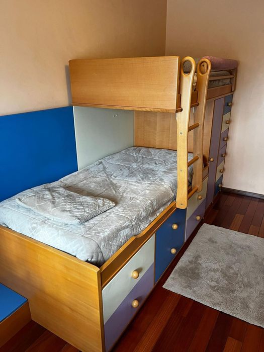Quarto completo com roupa de cama incluída