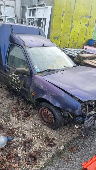 Ford Courier acidentada c/motor em bom estado