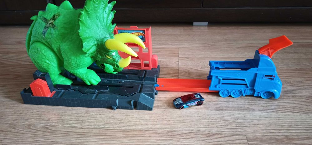Tor samochodowy Starcie z Triceratopsem Hot Wheels