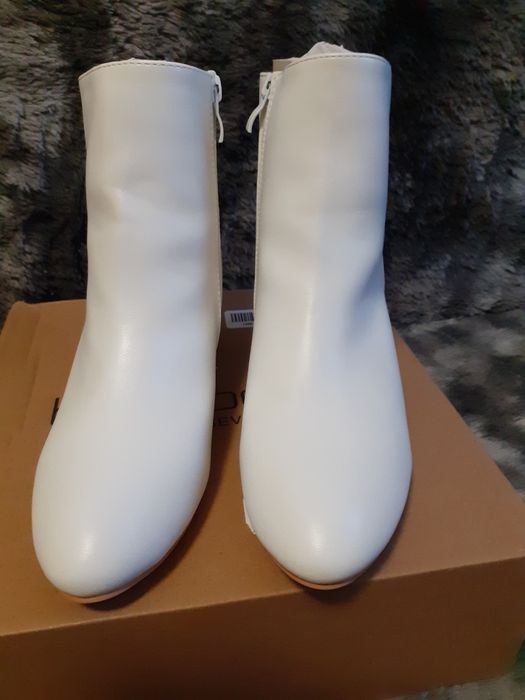 Nowe biale buty za kostke rozmiar 39 firmy boohoo