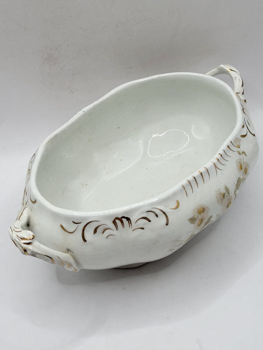 Porcelanowa sosjerka z pokrywką