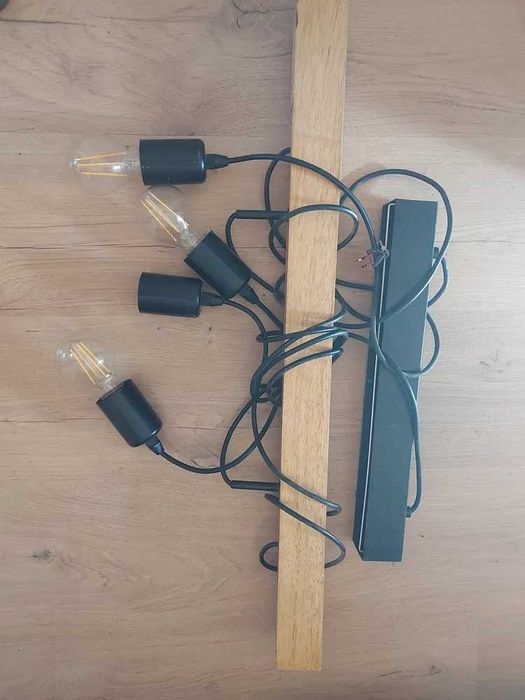 Candeeiro de tecto preto e madeira