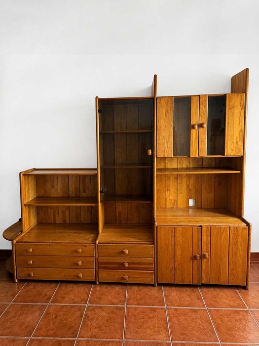 Móvel de sala vintage Cerne em madeira maciça com vitrine
