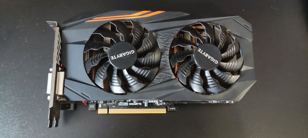 Потужна ігрова відеокарта з чіпом AMD Radeon RX 570 та 4 GB GDDR5 пам'яті.