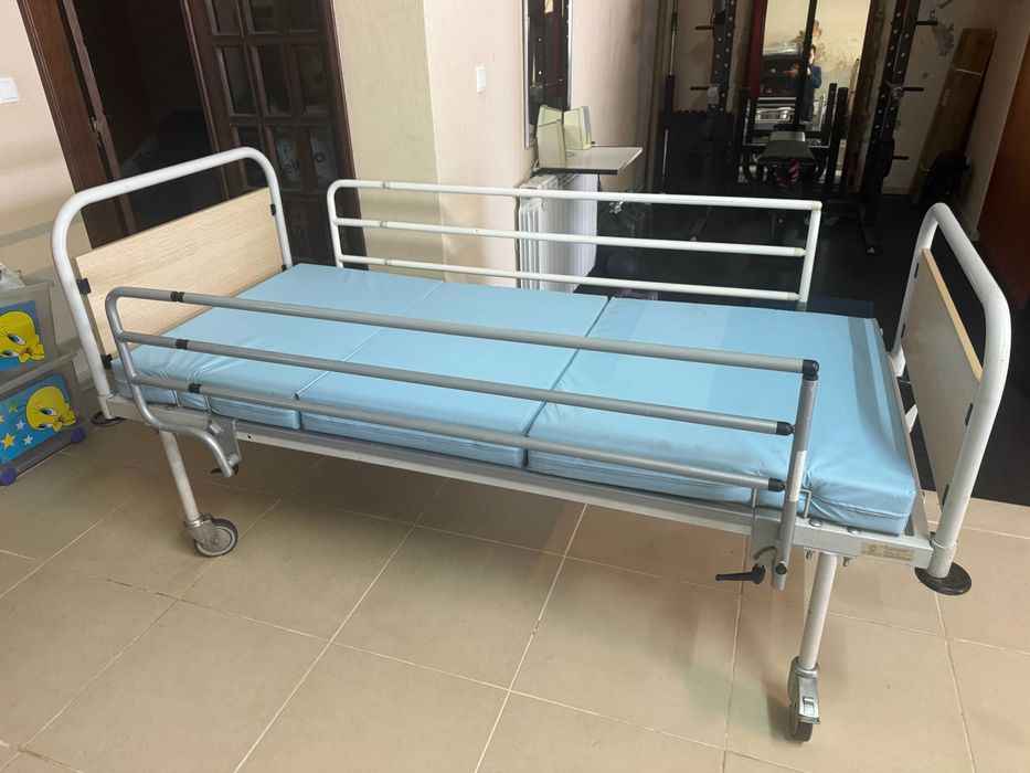 Cama articulada manual com grades laterais e rodas