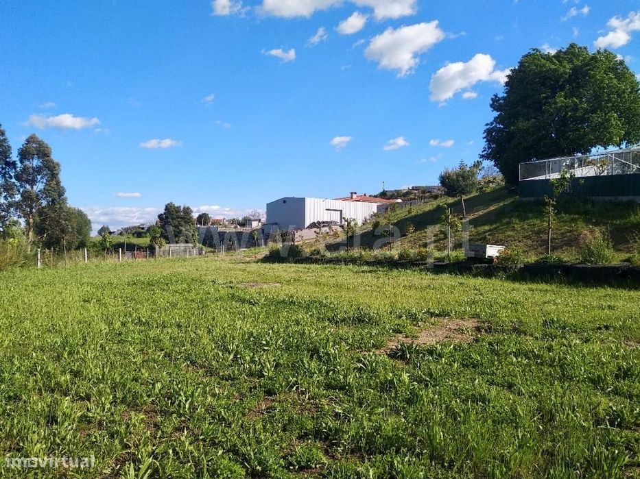 Terreno com projeto de construção em Louredo - Paredes
