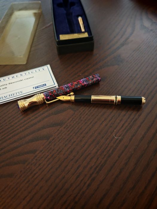 Caneta Hachette com cristal Swarovski