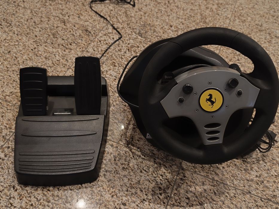Volante e Pedais Thrustmaster
