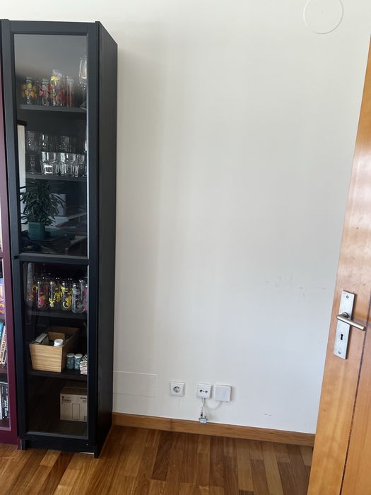 Estante IKEA Billy Preta com Porta de Vidro Oxberg (40x30x202 cm)