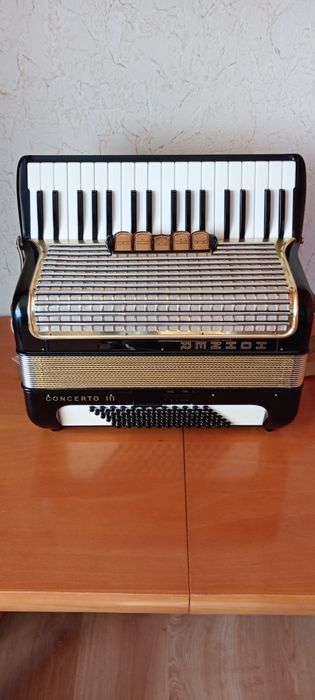Akordeon Hohner Concerto III  72- b,  3- chór , kl. 80- b.